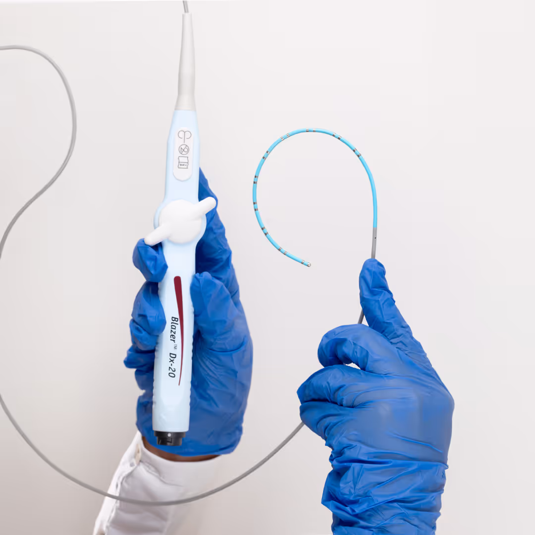 Mãos com luvas azuis seguram o cateter de eletrofisiologia Blazer DX 20 da Boston Scientific, utilizado para procedimentos médicos.