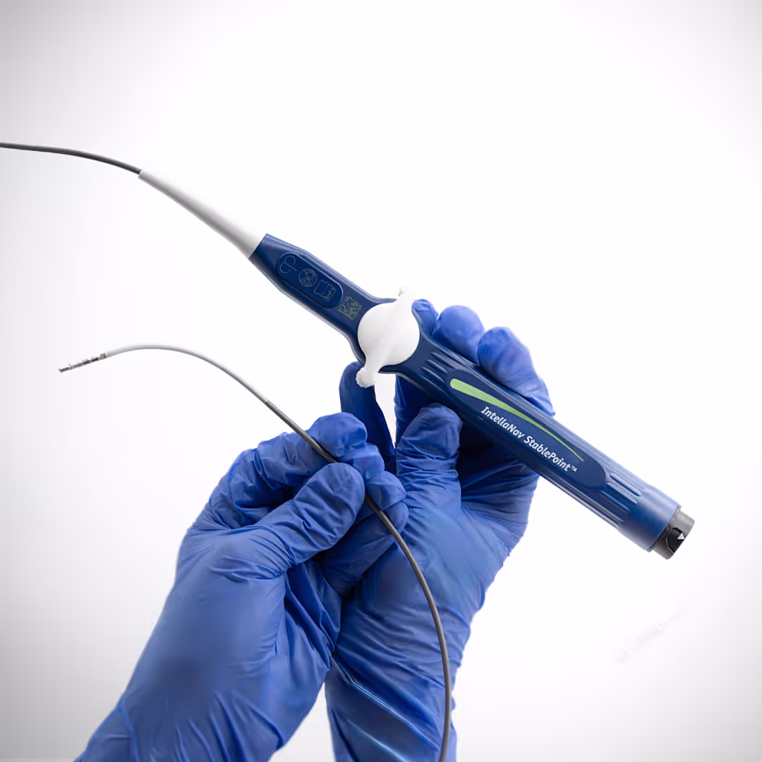 Especialista segurando o cateter de ablação ST INTELLANAV 