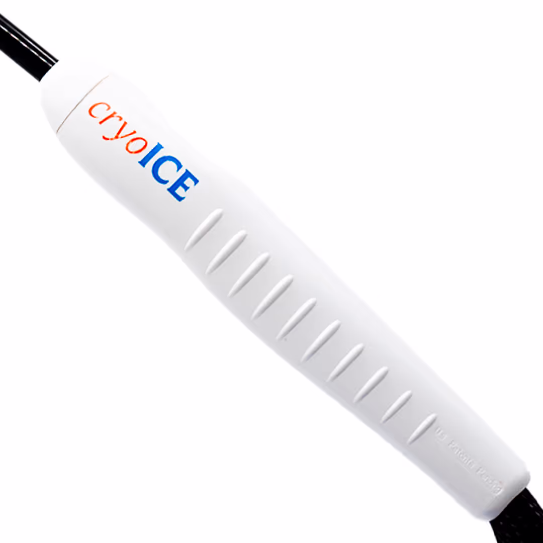 Close-up do cabo ergonômico e branco da sonda CryoICE, destacando o logotipo da marca em laranja e azul e as ranhuras laterais para melhor aderência.