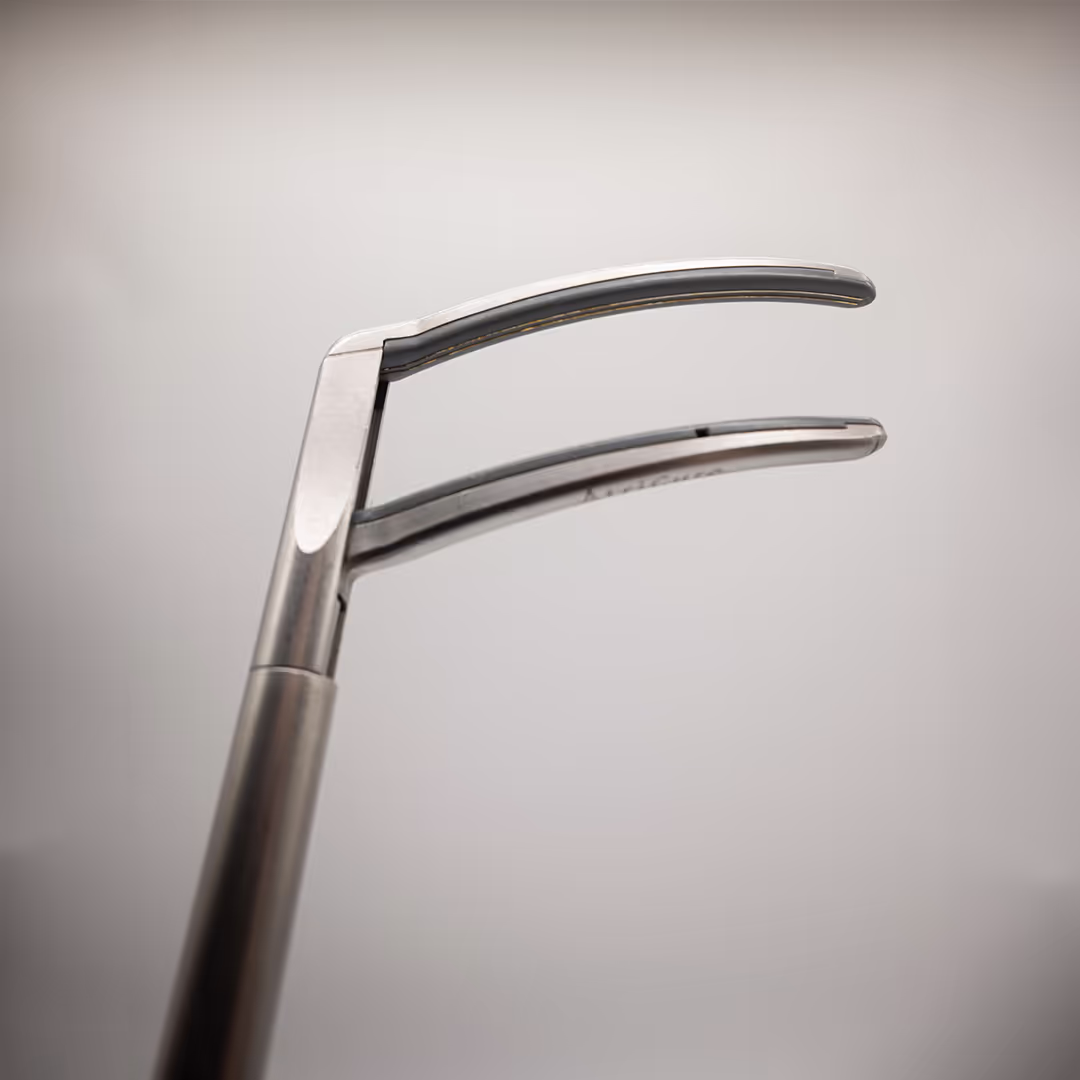 Vista em detalhe das garras de ablação do clamp AtriCure Isolator Synergy, mostrando os eletrodos paralelos.