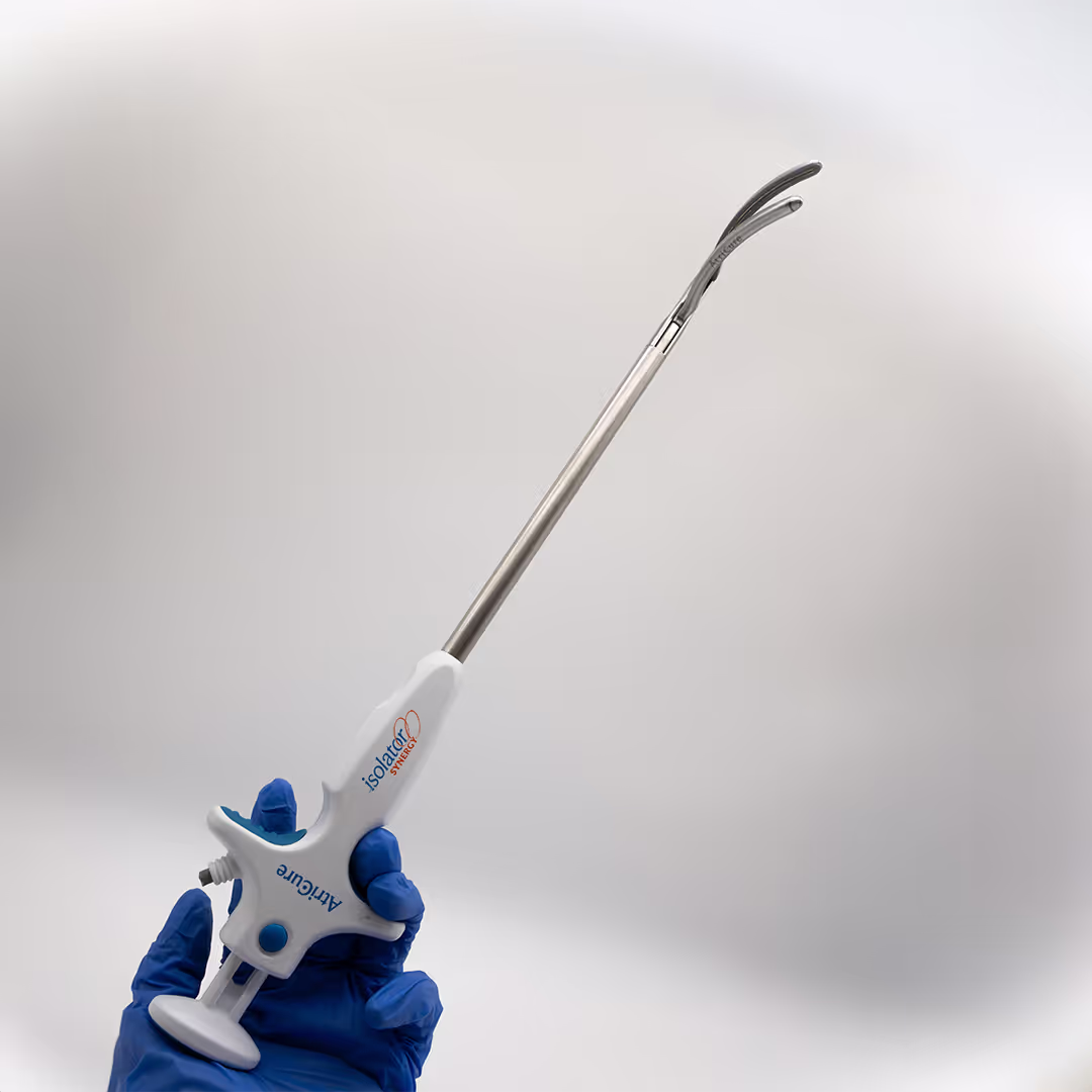 Mão com luva cirúrgica azul segurando o dispositivo médico clamp de ablação AtriCure Isolator Synergy.