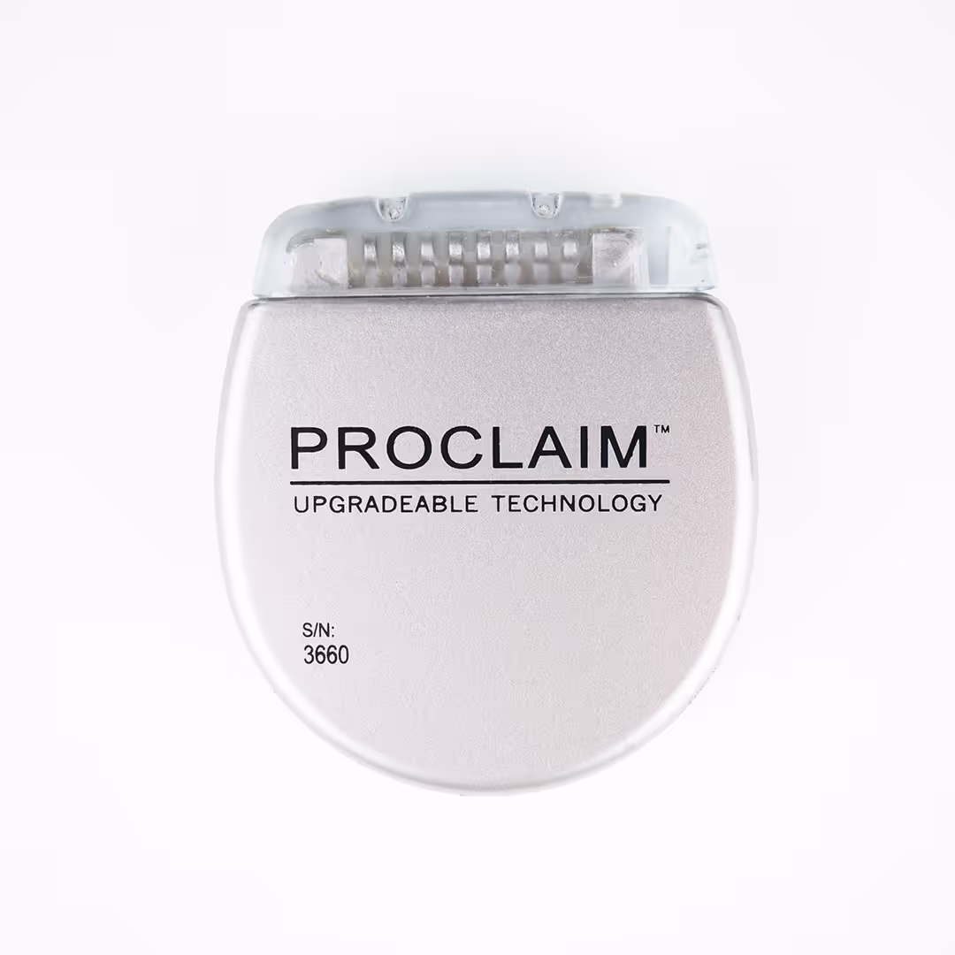 Imagem do neuroestimulador Proclaim™ da Abbott, um gerador de pulso implantável utilizado em terapias de neuromodulação para dor crônica.